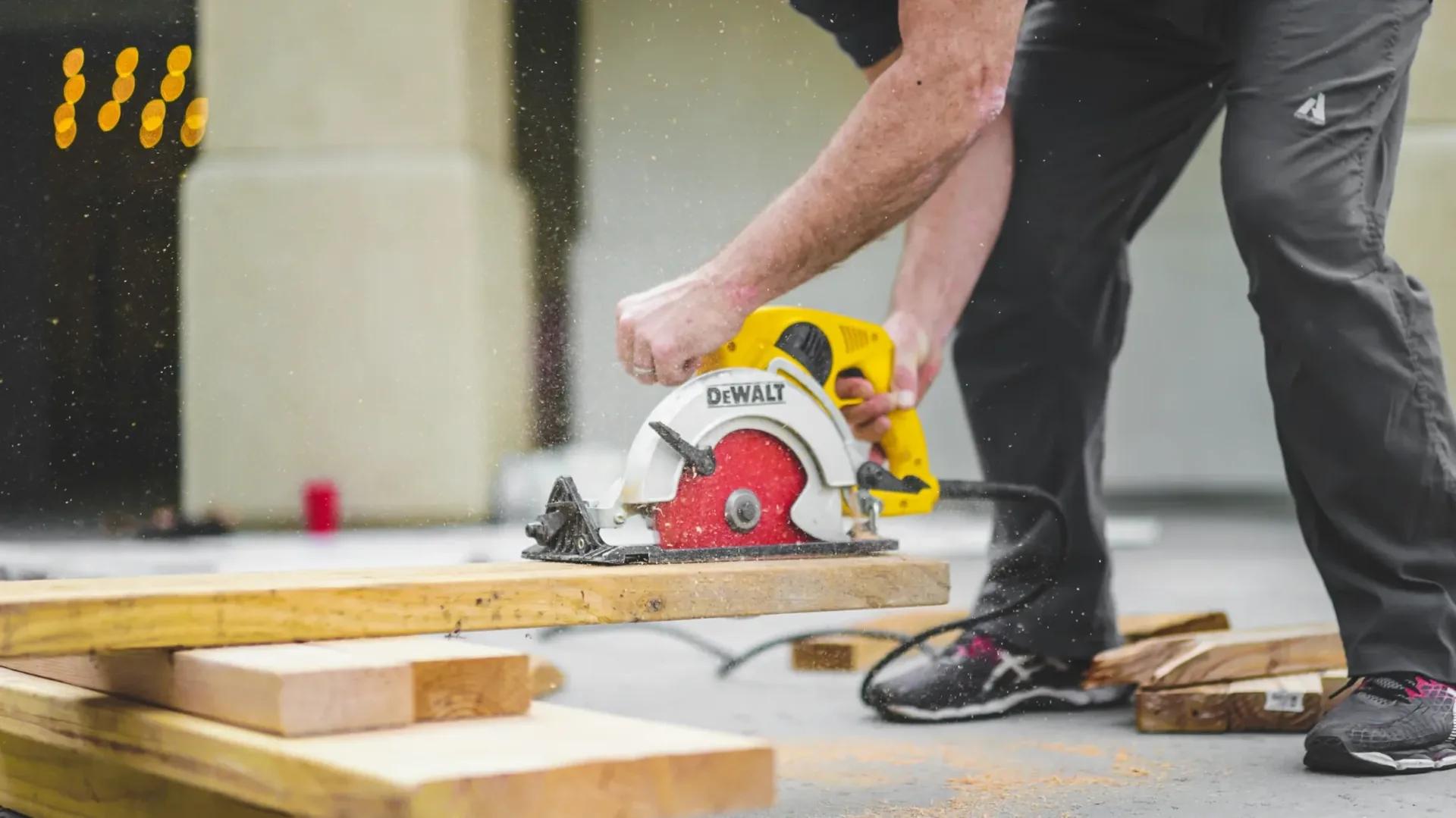Handwerker von EGR Neff kürzt eine Holzbohle mit der Handkreissäge