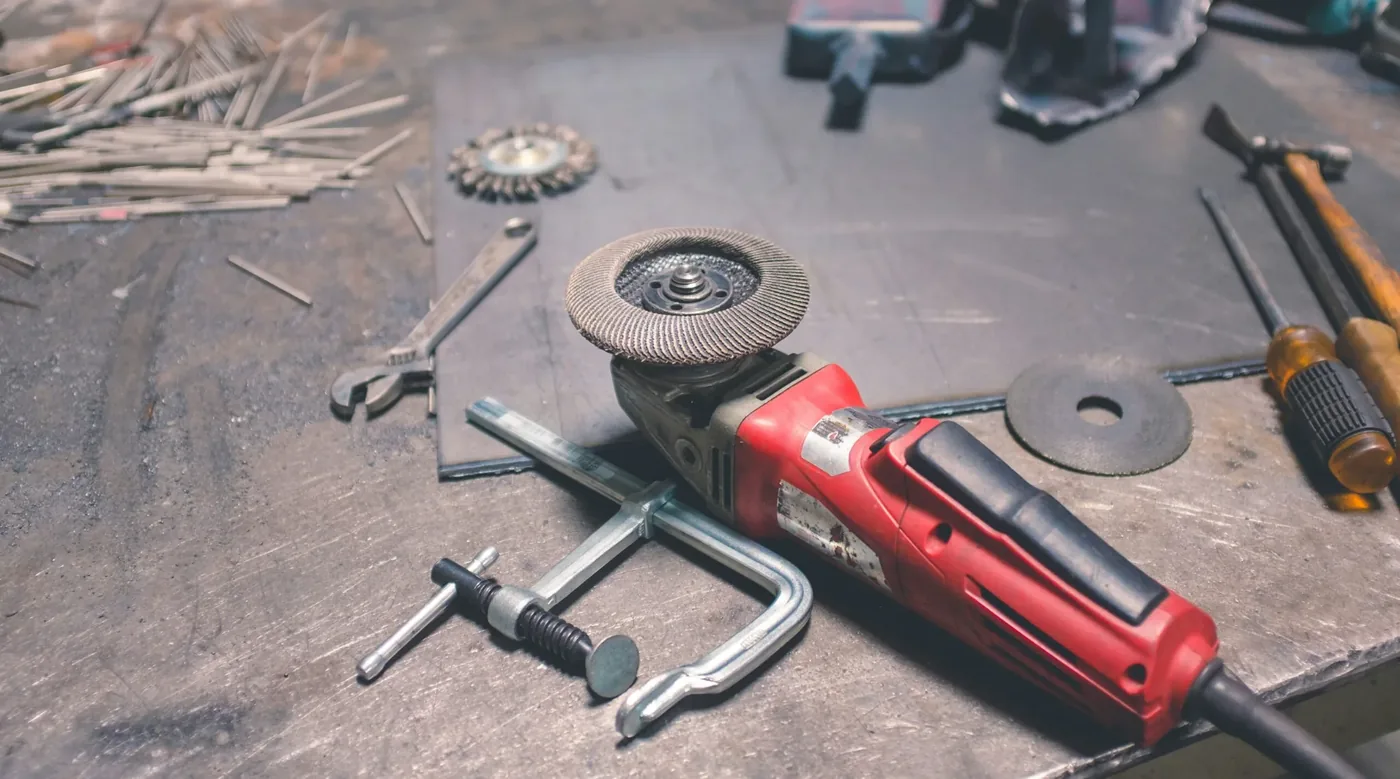 Winkelschleifer und Werkzeug für Kleinreparaturen in der Werkstatt von EGR Neff